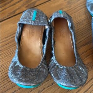 Tieks slate grey crocs size 7.  Good condition.
